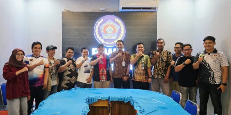 Foto : Pimpinan Cabang Bulog dan Anggota PWI Barsel saat foto bersama.