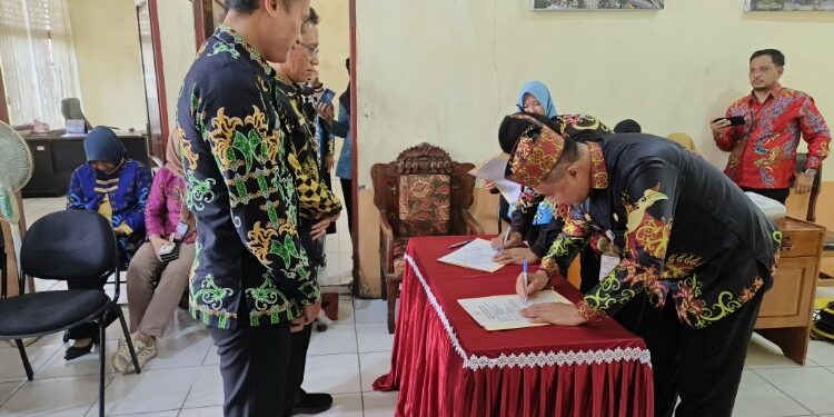 Foto:IST/MATA KALTENG - Sertijab Kepala Disbudpar Kotim, 20 November 2025.