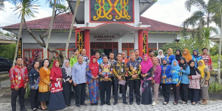 Foto:IST/MATA KALTENG - Sertijab Kepala Disbudpar Kotim, 20 November 2025.