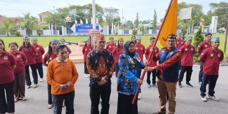 Foto:IST/MATA KALTENG - Wabup Kotim saat melepas kontingen Kotim, 21 November 2025.