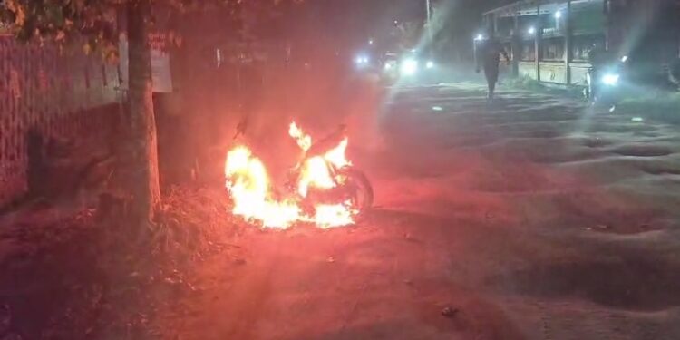 FOTO: IST/MATAKALTENG - Terlihat si jago merah saat melahap motor tukang bangunan di Jalan Walter Hugo, Kecamatan Baamang, Kota Sampit pada Jumat, 21 November 2025 malam.