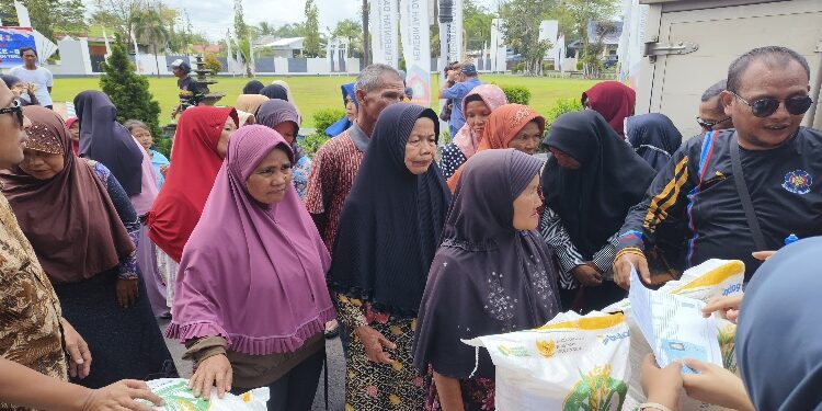 FOTO: IST/MATA KALTENG - Penyaluran bantuan pangan presiden yang disalurkan Kepala Bulog di Kotim, Sabtu 22 November 2025.