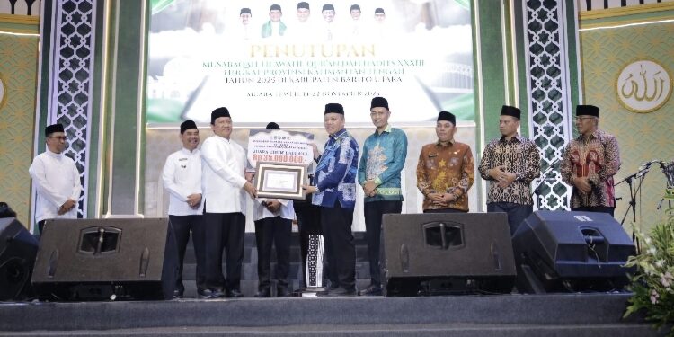 FOTO: IST/MATA KALTENG - Pembagian penghargaan dalam acara MTQH XXXIII Kalteng, Jumat 21 November 2025 malam.