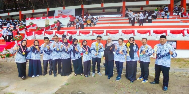 FOTO: IST/MATA KALTENG - Plt Kadisdik Kotim bersama para staf dalan peringatan Hari Guru Nasional, Sabtu 22 November 2025.