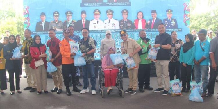 FOTO: IST/MATAKALTENG - Gubernur Kalteng Agustiar Sabran menyerahkan bantuan pangan dari Presiden RI dan me-launching Pasar Murah menjelang Hari Raya Natal 2025 dan Tahun Baru 2026 di Halaman Istana Isen Mulang.