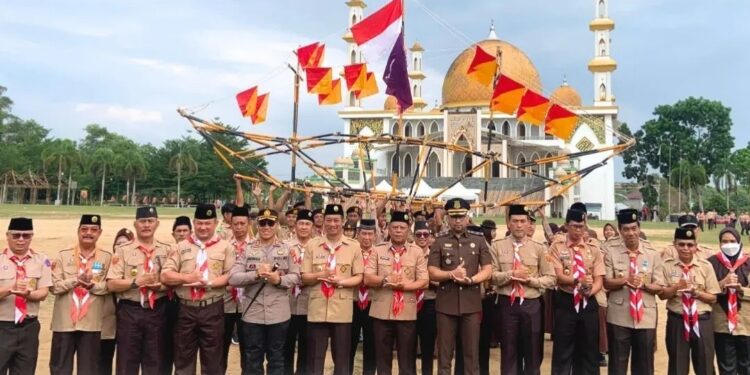 FOTO: IST/MATAKALTENG - Bupati Sukamara Masduki berfoto bersama usai pelaksanaan upacara Hari Pramuka ke-64 di alun-alun Mesjid Agung Sukamara. 