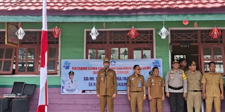 FOTO: IST/MATAKALTENG - Bupati Sukamara Masduki pimpin apel gabungan upacara bendera di SDN Sungai Cabang Barat, Kecamatan Pantai Lunci. 