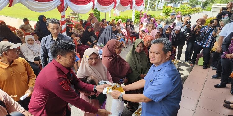 FOTO: IST/MATA KALTENG -Asisten Ekbang Kotim saat serahkan bantuan sembako, Sabtu 22 November 2025.