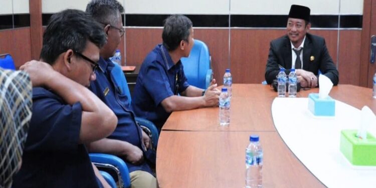 FOTO: IST/MATAKALTENG - Bupati Sukamara Masduki saat menerima kunjungan Tim Kantor Wilayah DJPb Provinsi Kalimantan Tengah di ruang rapat kantor bupati setempat. 