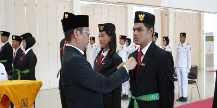 FOTO: IST/MATAKALTENG - Bupati Sukamara Masduki saat melakukan pengangkatan dan pelantikan pelaksana Duta Pancasila Paskibraka Indonesia Kabupaten Sukamara Periode 2025–2029.
