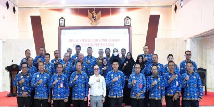 FOTO: IST/MATAKALTENG - Bupati Sukamara Massduki berfoto bersama usai pelaksanaan Forum Investasi dan Pemberdayaan Desa Berbasis Potensi Lokal Tahun 2025.