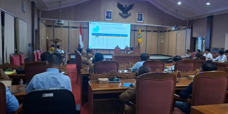 Foto:DIAN/MATA KALTENG - Rakor terkait beberapa isu strategis mengenai pelayanan ketenagalistrikan dan pengembangan jaringan listrik wilayah Kabupaten Kotim, 24 November 2025.