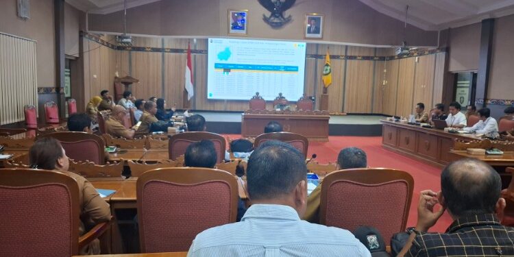 Foto:DIAN/MATA KALTENG - Rakor terkait beberapa isu strategis mengenai pelayanan ketenagalistrikan dan pengembangan jaringan listrik wilayah Kabupaten Kotim, 24 November 2025.