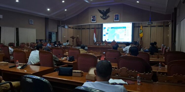 Foto:DIAN/MATA KALTENG - Rakor terkait beberapa isu strategis mengenai pelayanan ketenagalistrikan dan pengembangan jaringan listrik wilayah Kabupaten Kotim, 24 November 2025.