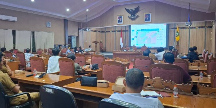 Foto:DIAN/MATA KALTENG - Rakor terkait beberapa isu strategis mengenai pelayanan ketenagalistrikan dan pengembangan jaringan listrik wilayah Kabupaten Kotim, 24 November 2025.