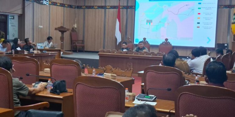 Foto:DIAN/MATA KALTENG - Rakor terkait beberapa isu strategis mengenai pelayanan ketenagalistrikan dan pengembangan jaringan listrik wilayah Kabupaten Kotim, 24 November 2025.