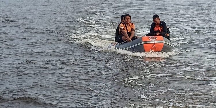 Foto:IST/MATA KALTENG - Proses pencarian korban serangan buaya di Sungai Rangkang, 24 November 2025.