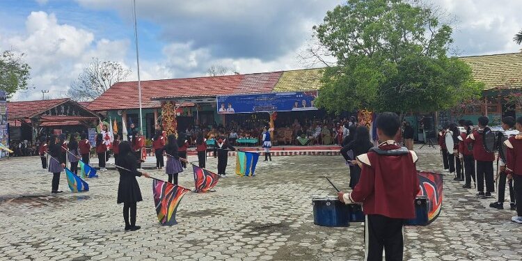 Foto:IST/MATA KALTENG - penampilan pelajar SMPN 4 Sampit dalam peringatan Hut ke-41 24 November 2025.