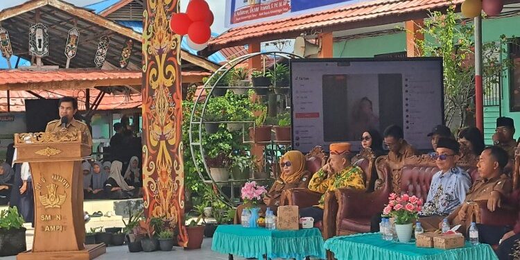 Foto:IST/MATA KALTENG - Kasi Peserta Didik dan Pengembangan Karakter SMP Disdik Kotim, M. Ikram Muhajir saat hadiri puncak HUT ke-41 SMPN 4 Sampit, 24 November 2025.