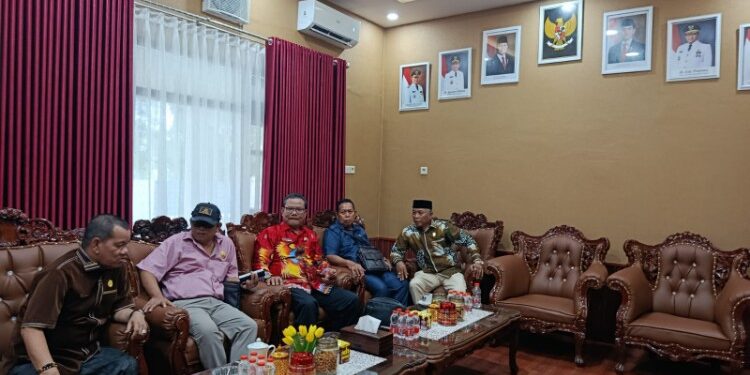 Foto:IST/MATA KALTENG - kaji banding rombongan DPRD Kabupaten Nabire, Papua di DPRD Kotim, 24 November 2025.