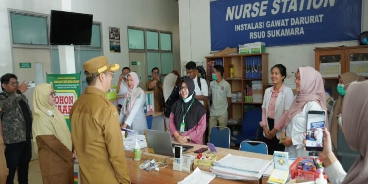 FOTO: IST/MATAKALTENG - Bupati Sukamara Masduki melakukan kunjungan memantau pelayanan RSUD Sukamara usai apel pagi.