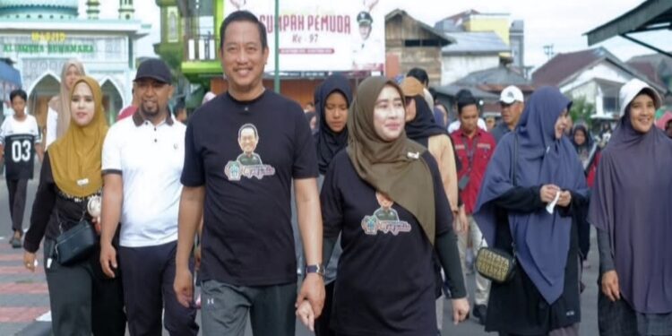 FOTO: IST/MATAKALTENG - Bupati Sukamara Masduki bersama istri saat mengikuti jalan sehat berhadiah pada acara launching lokasi CFD.