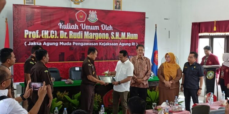 Foto:IST/MATA KALTENG -Jaksa Agung Muda Pengawasan Kejaksaan Agung RI, Prof (H.C) Dr Rudi Margono berikan kuliah umum di STIH Habaring Hurung, 25 November 2025.