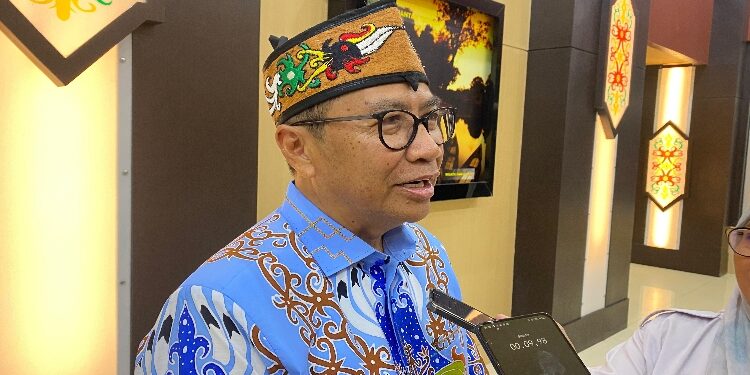 FOTO: NRA/MATAKALTENG - Kepala Badan Perencanaan Pembangunan, Riset, dan Inovasi Daerah (Bapperida) Kalimantan Tengah, Leonard S. Ampung, saat diwawancarai awak media, Selasa (25/11) malam.