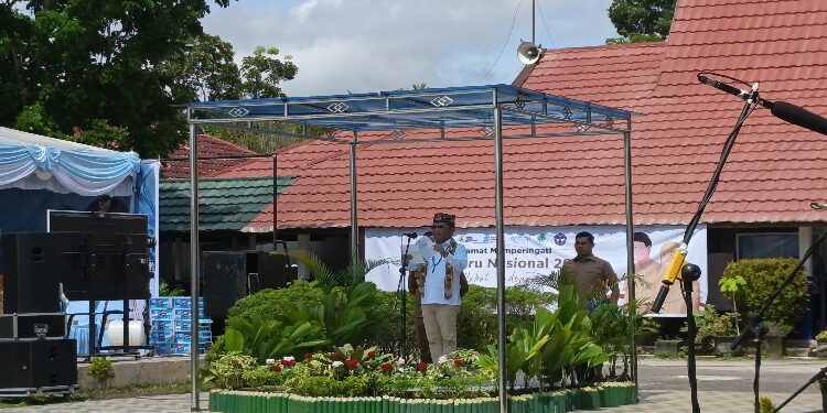 FOTO: NRA/MATAKALTENG - Gubernur Agustiar Sabran bertindak sebagai Inspektur Upacara Pimpin Upacara Peringatan Hari Guru Nasional Tingkat Provinsi Kalteng Tahun 2025.