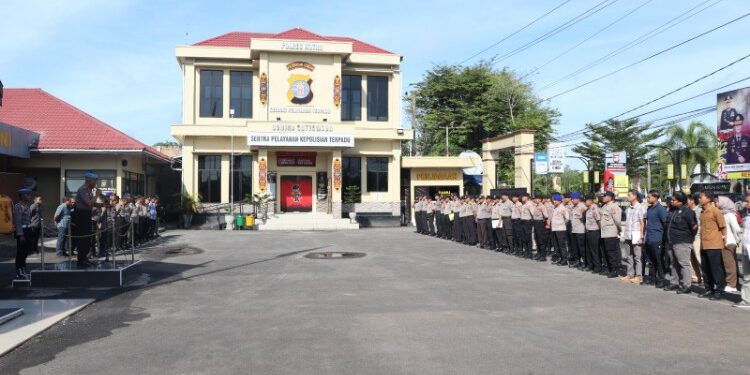 FOTO: POLRES KOTIM/MATAKALTENG- Kasi Propam Polres Kotim, AKP Budiman saat memimpin apel pagi di Mapolres Kotim.