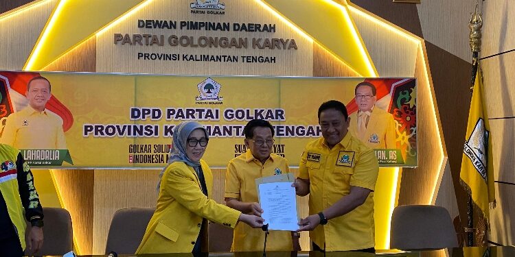FOTO: NRA/MATAKALTENG - Edy Pratowo, saat mengambil formulir di DPD Golkar Kalteng, Rabu 25 November 2025.