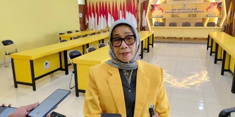 FOTO: NRA/MATAKALTENG - Steering Committee (SC) Musda Golkar Kalteng ke XI Siti Nafsiah, saat ditemui wartawan di Kantor DPD Golkar Kalteng, Rabu 26 November 2025.