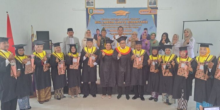 Foto:DIAN/MATA KALTENG - Wisuda Sekolah Lansia Smart BKL Karya Nirantara Gelar, 26 November 2025.