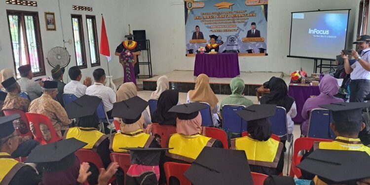 Foto:DIAN/MATA KALTENG - Kegiatan wisuda Sekolah Lansia Smart Sawahan, 26 November 2025.