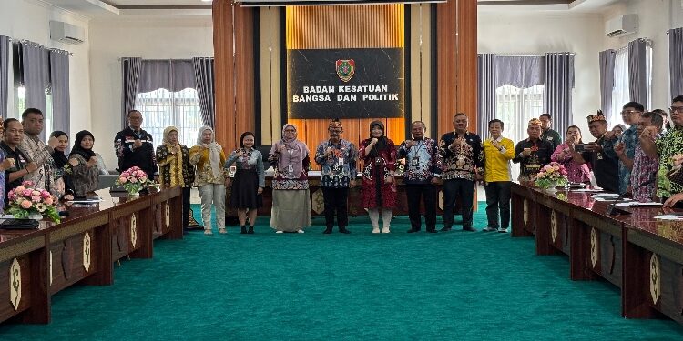 FOTO: IST/MATAKALTENG - Asisten Ekonomi dan Pembangunan Setda Kalteng Herson B. Aden berfoto bersama jajaran Kesbangpol, perwakilan Kemendagri, BPS, serta peserta Rakor Situasi Politik dan Sosialisasi IDI Provinsi Kalteng 2025, Kamis 27 November 2025.