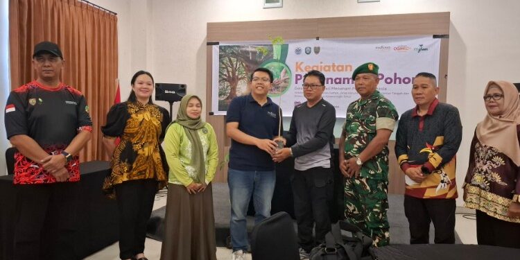 Foto:DIAN/MATA KALTENG - penyerahan bibit pohon secara simbolis kepada Camat MB Ketapang 28 November 2025.