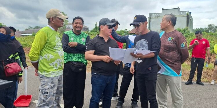 Foto:DIAN/MATA KALTENG - Bupati Kotim saat meninjau lokasi lahan perluasan Bandara H Asan Sampit, 28 November 2025.