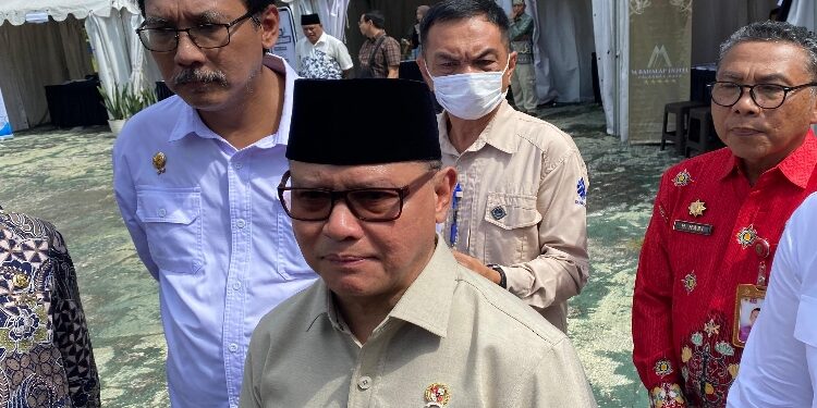 FOTO: NRA/MATAKALTENG - Menteri Perlindungan Pekerja Migran Indonesia (P2MI), Mukhtarudin, saat diwawancarai wartawan.