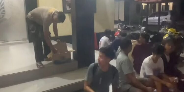 FOTO: IST/MATAKALTENG- Telihat personel Polsek Jaya Karya saat menindak aksi balapan liar yang dilakukan oleh sejumlah pemuda di Wilayah Hukumnya.