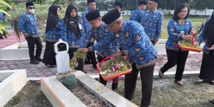 FOTO: IST/MATAKALTENG - Wakil Bupati Kotawaringin Barat Suyanto tabur bunga di Taman Makam Pahlawan Indrapura Pangkalan Bun, Senin 1 Desember 2025.