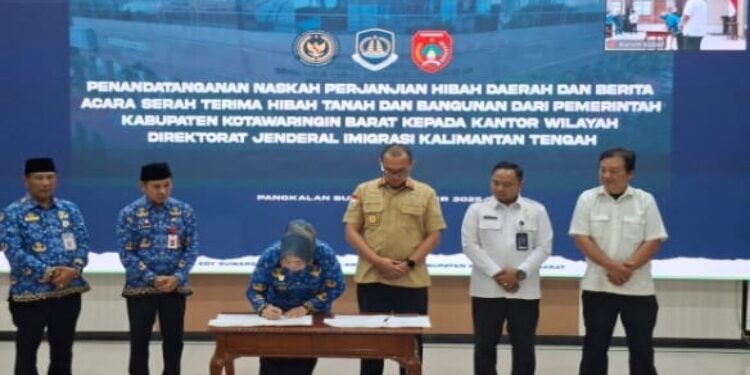 FOTO: IST/MATAKALTENG - Penandatangan NPHD dan BAST di Aula Sangga Buana, Kantor Bupati Kotawaringin Barat, Senin 1 Desember 2025.