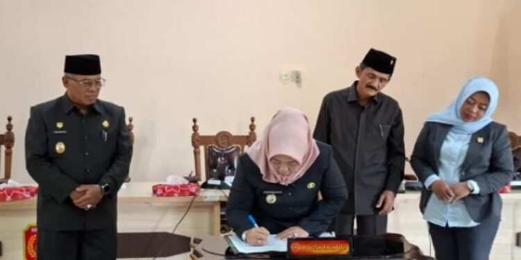 FOTO: IST/MATAKALTENG - Bupati Kabupaten Kotawaringin Barat Nurhidayah menandatangani tiga Ranperda di aula DPRD Kobar, Rabu 26 November 2025.