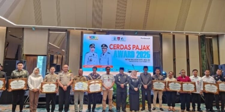 FOTO: IST/MATAKALTENG - Pemerintah Kabupaten Kotawaringin Barat memberikan Penghargaan Cerdas Pajak Award di Ballroom Mercure Hotel, Rabu 26 November 2025.