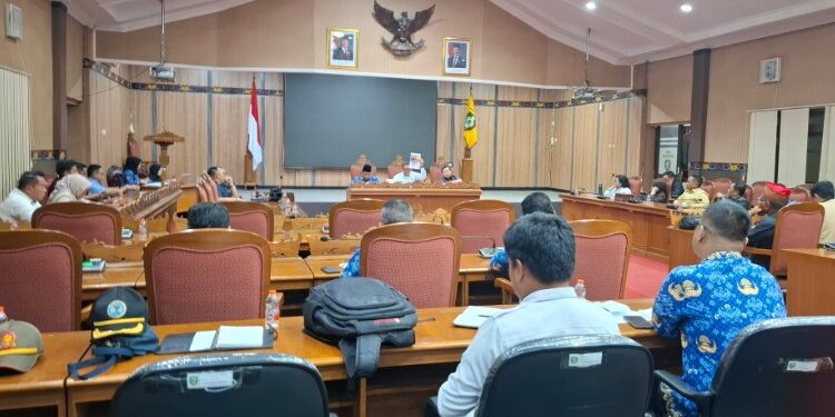 Foto:DIAN/MATA KALTENG - Rapat koordinasi pencegahan peredaran narkoba di Kabupaten Kotim, di ruang rapat DPRD Kotim, 1 Desember 2025.