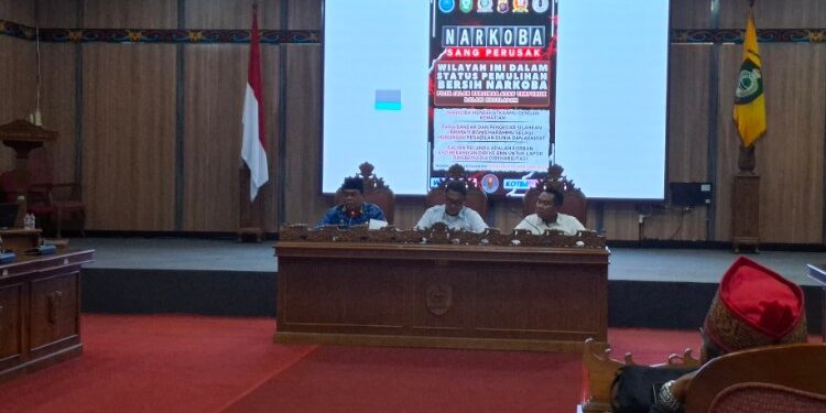 Foto:DIAN/MATA KALTENG - Kepala Badan Kesbangpol Kotim, Rihel saat sampaikan pendapat dalam rakor pencegahan peredaran narkoba di Kotim, 1 Desember 2025.