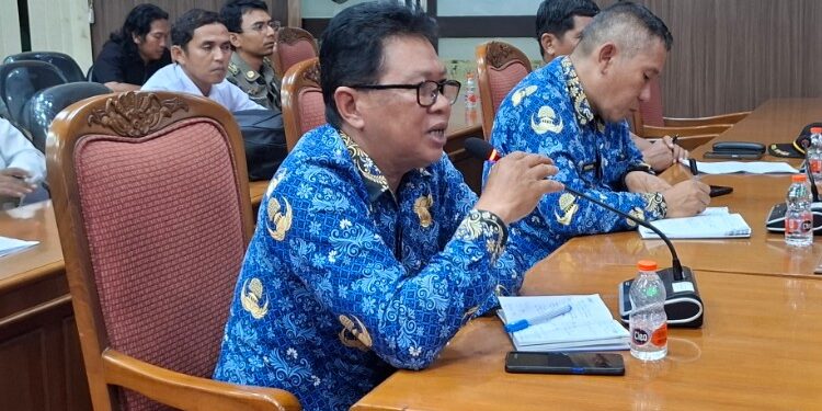 Foto:DIAN/MATA KALTENG - Camat MB Ketapang Irpansyah saat sampaikan pendapat dalam drakor upaya pencegahan peredaran narkoba di Kabupaten Kotim, 1 Desember 2025.