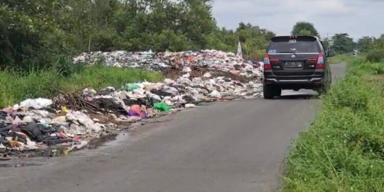 Foto:IST/MATA KALTENG - sampah yang menumpuk di jalan Sawit Raya.