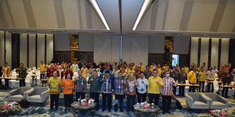 FOTO: IST/MATAKALTENG - Foto bersama saat kegiatan sosialisasi desa dan kelurahan tangguh bencana di Hotel Mercure, Kamis 27 November 2025.