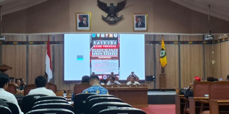 Foto:DIAN/MATA KALTENG - Rapat koordinasi upaya pengendalian peredaran narkoba di Kabupaten Kotim pada 1 Desember 2025.