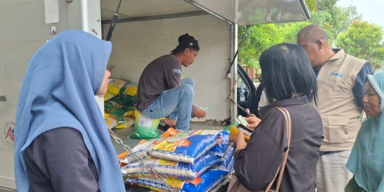 Foto:DIAN/MATA KALTENG - Gerakan Pangan Murah (GPM) yang digelar Dinas Pertanian dan Ketahanan Pangan Kabupaten Kotawaringin Timur (Kotim) di Taman Kota Sampit, 2 Desember 2025.